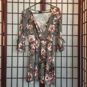 Floral long sleeve dress 🌸 NEW. Hop on this one!